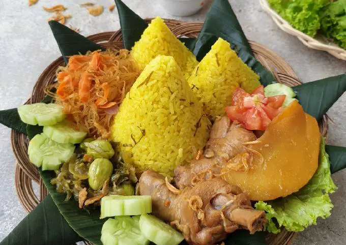 Nasi Kuning Daun Jeruk