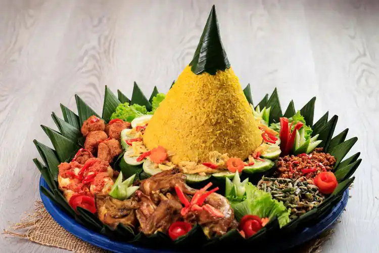 Nasi Kuning Komplit